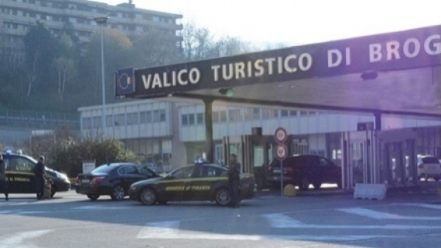 I mezzi della Guardia di Finanza davanti al Valico di Brogeda