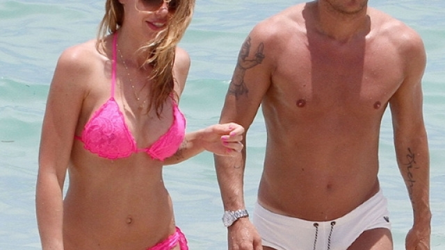 Ilary Blasi e Francesco Totti al mare.