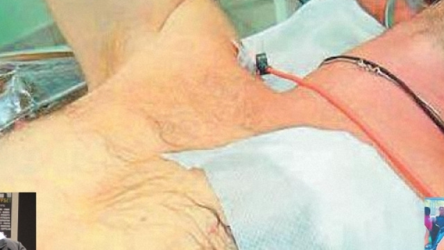 La foto pubblicata su Facebook da Giovanni Pulino, nella foto piccola in basso a sinistra. Nell'altra foto piccola, a destra, la moglie Michela Gioia.
