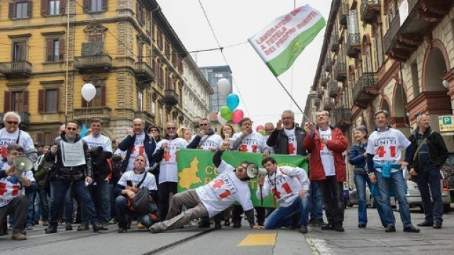 lavoratori precoci uniti in difesa dei loro diritti