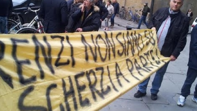 Uno striscione di contestazione nei confronti del premier. (Foto di repertorio)
