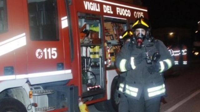 Le fiamme sono state domate dalle squadre dei vigili del fuoco intervenute