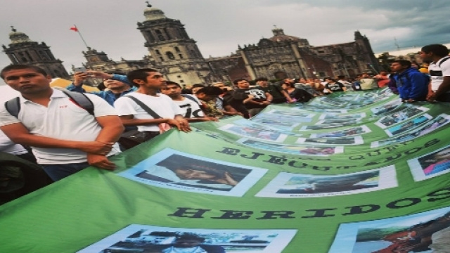 Manifestanti in piazza a Citt&agrave; del Messico (foto di Mitzi Vera).