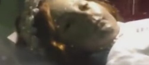 Arrepiante: Santa morta abre os olhos