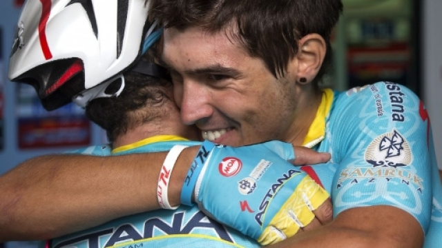 Diego Rosa e Fabio Aru, l'abbraccio al termine della corsa di un anno fa