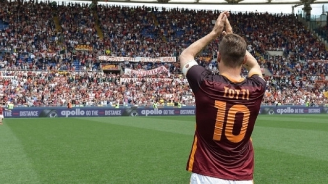 Francesco Totti riceve l'affetto del pubblico giallorosso