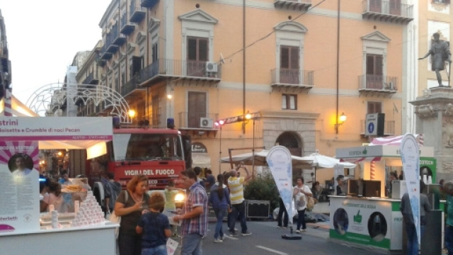 I mezzi dei Vigili del Fuoco irrompono a Palermo in pieno centro.