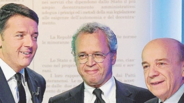 La stretta di mano fra Matteo Renzi e Gustavo Zagrebelsky.