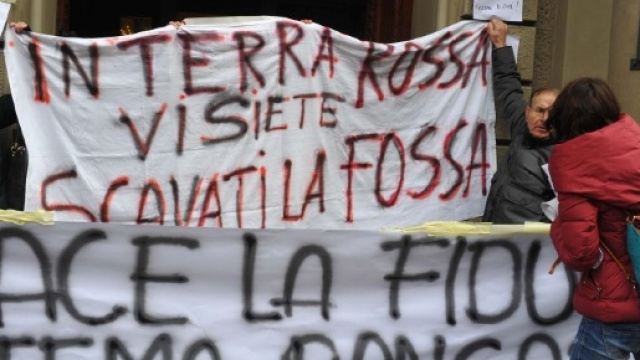 Sit-in di protesta delle Vittime del Salva-Banche davanti la villa di Pier Luigi Boschi, padre della Ministra Mania Elena Boschi