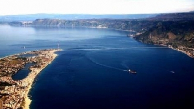 Una suggestiva veduta dello Stretto di Messina che separa Sicilia e Calabria