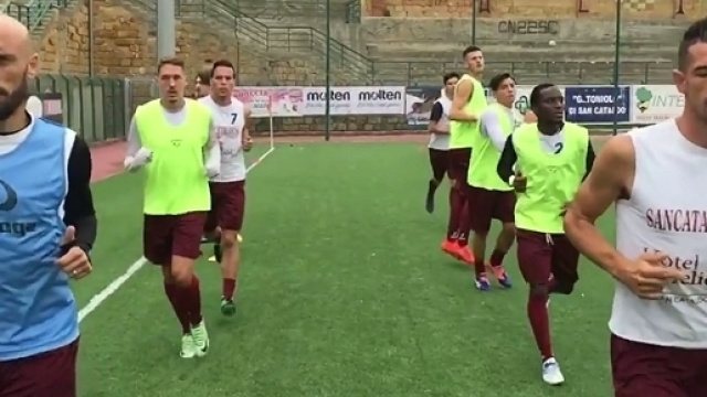 Giocatori della Sancataldese in allenamento