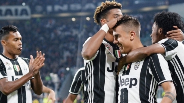 L'abbraccio dei giocatori della Juventus dopo la vittoria sull'Udinese