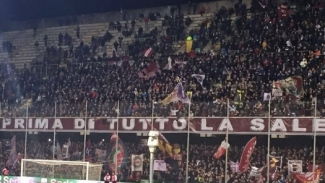la curva sud dello stadio Arechi di Salerno