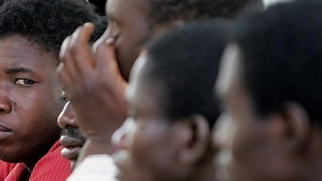 Spray urticante per difendersi dagli immigrati regalato in Danimarca.