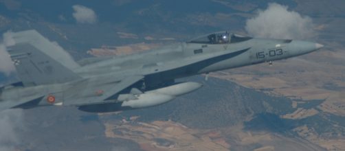 F-18 en vuelo de vuelta de una misi&oacute;n de bombardeo