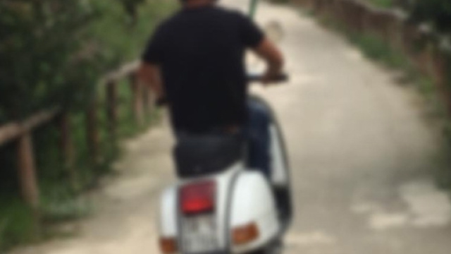 Cittadino in vespa sulla pista ciclabile di Siracusa