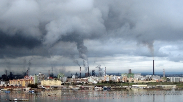 Ilva, nuvole di polveri sopra il Mar Piccolo di Taranto
