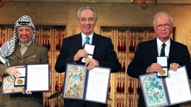 Peres con gli altri leader politici alla consegna del Premio Nobel per la Pace