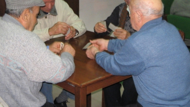 Signori anziani che giocano a carte al Centro sociale per Anziani