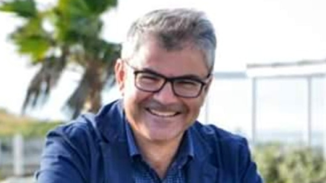 Sindaco porta a scuola studenti con la sua auto