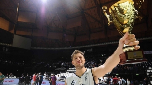 Stefano Mancinelli, capitano della Fortitudo Bologna, con la Supercoppa Italiana