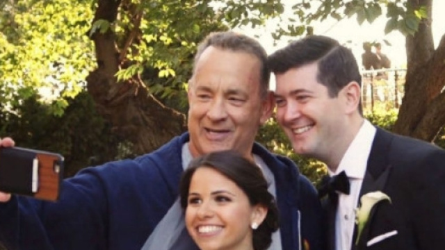 Tom Hanks scatta un selfie con i neo sposi Elisabeth e Ryan!