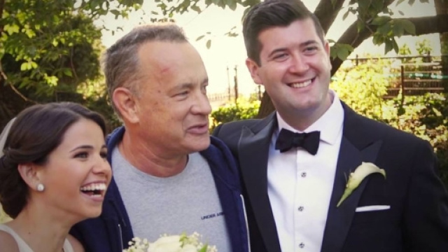 Tom Hanks stupisce coppia di sposi al Central Park