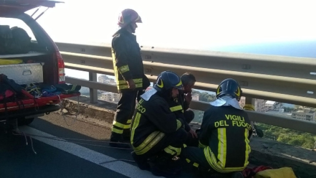 Calabria: 42enne si getta da un viadotto