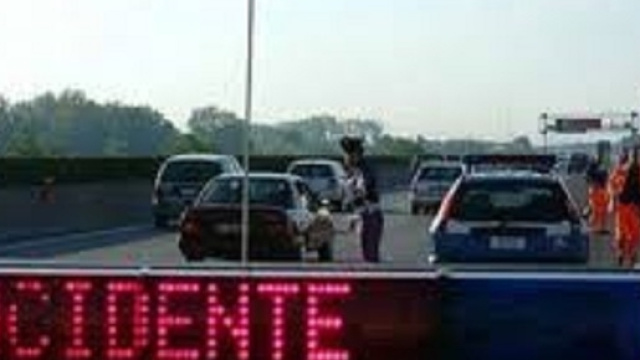 Cosenza: dopo una lite bus tampona un'auto