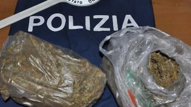 La Polizia ha sequestrato oltre un chilo di marijuana e altra droga.