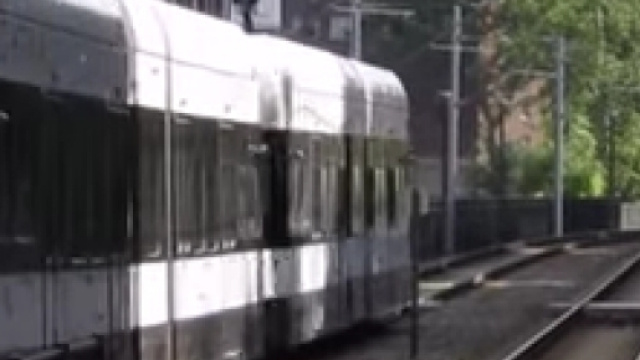 Treno sui binari di una stazione americana