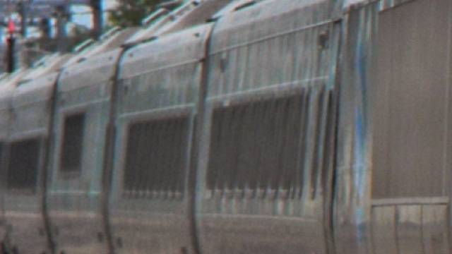 Un treno in transito sulle rotaie
