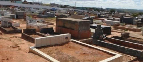 Vi&uacute;va invade cemit&eacute;rio para roubar o corpo do marido