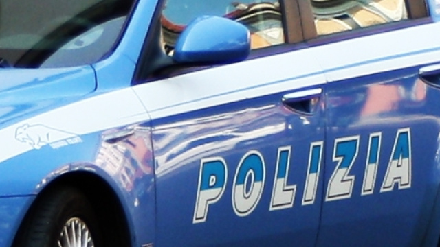 In piazza Madre Teresa di Calcutta sono intervenuti gli agenti della Squadra volante.