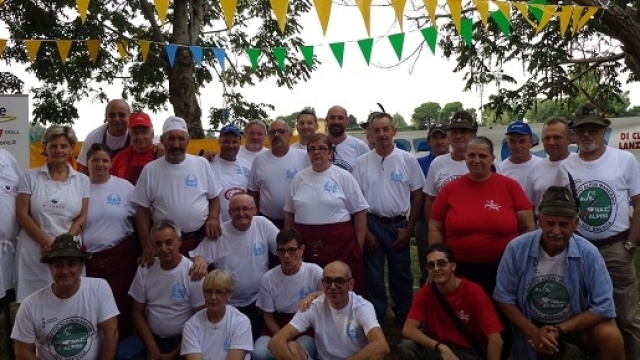 L'associazione "Una Domenica Diversa" e i suoi amici.