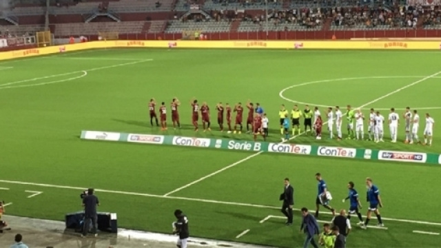 Le formazioni di Trapani e Pro Vercelli schierate allo stadio Provinciale (ph. Trapanicalcio.it)