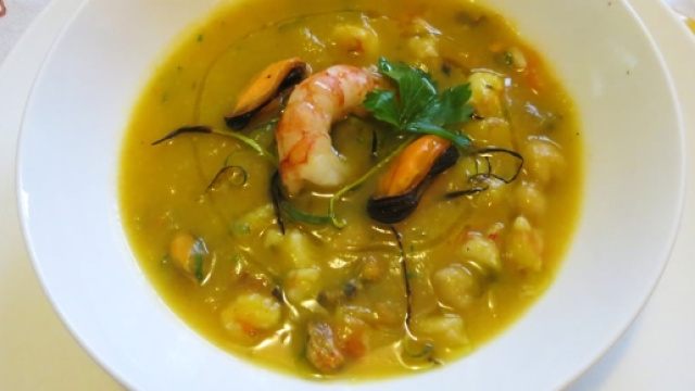 Zuppa di ceci, gamberoni e cozze.