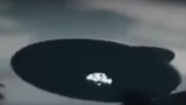 Il gigantesco UFO ripreso in Malesia.