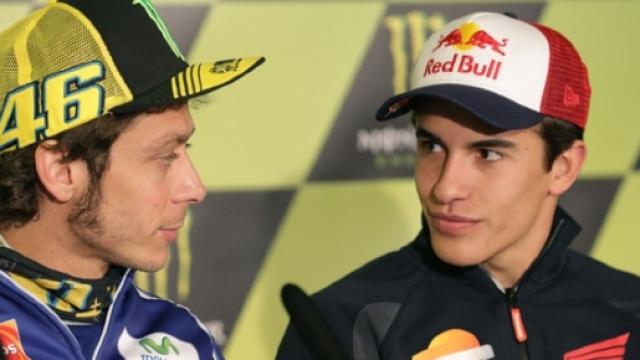 Rossi e Marquez protagonisti di una lotta dura ma leale a Silverstone.