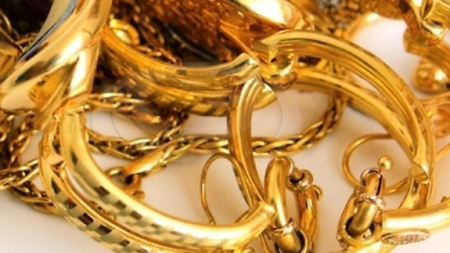 Napoli, turista tedesca ruba gioielli in un negozio