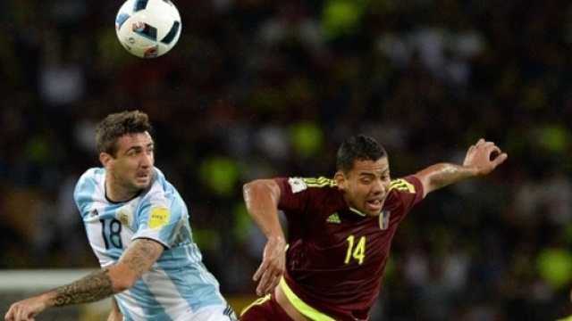Contrasto aereo tra Lucas Pratto ed il centrocampista della 'vinotinto' Arles Flores (ph. Conmebol)