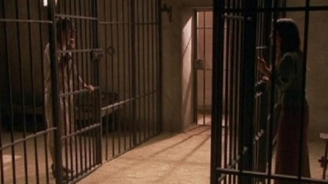 Il Segreto, anticipazioni 9 settembre 2016: Amalia (a sinistra) imprigionata di fronte a Ines