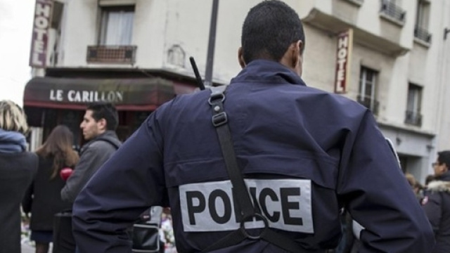 Parigi, poliziotti in azione a tutto campo nella capitale francese.