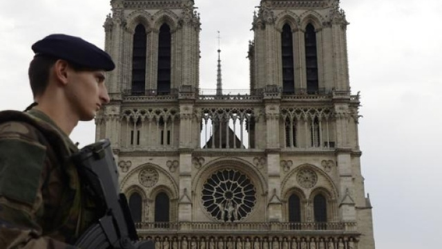 Parigi: trovata auto sospetta contenente gas