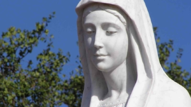Trevignano Romano, statua raffigurante la Madonna piange sangue