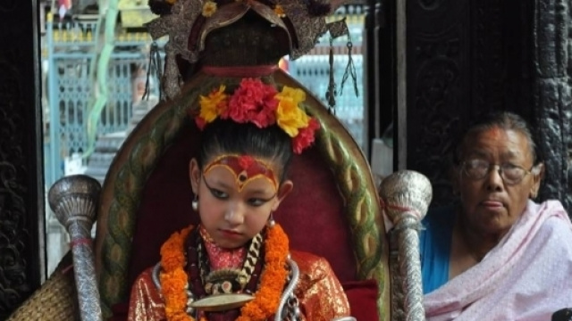 Donna idiana getta nipote dalla finestra