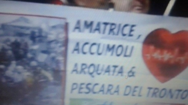 Il manifesto esposto durante la sfilata dalla delegazione azzurra.