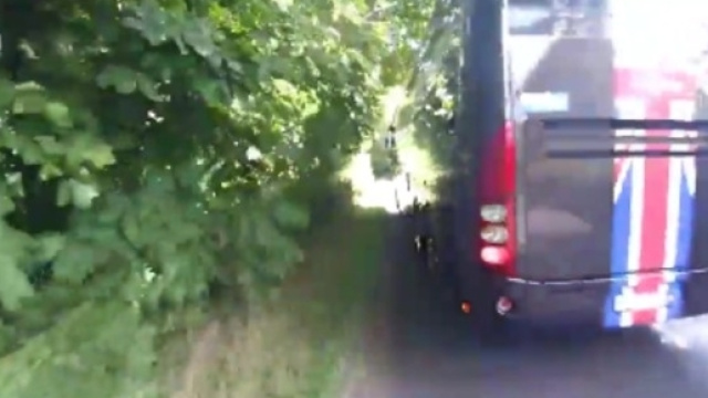 Il sorpasso pericoloso del pullman della Sky