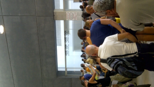 La lunga fila alla biglietteria.