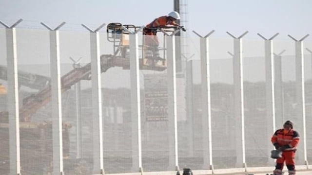 La recinzione del campo profughi di Calais